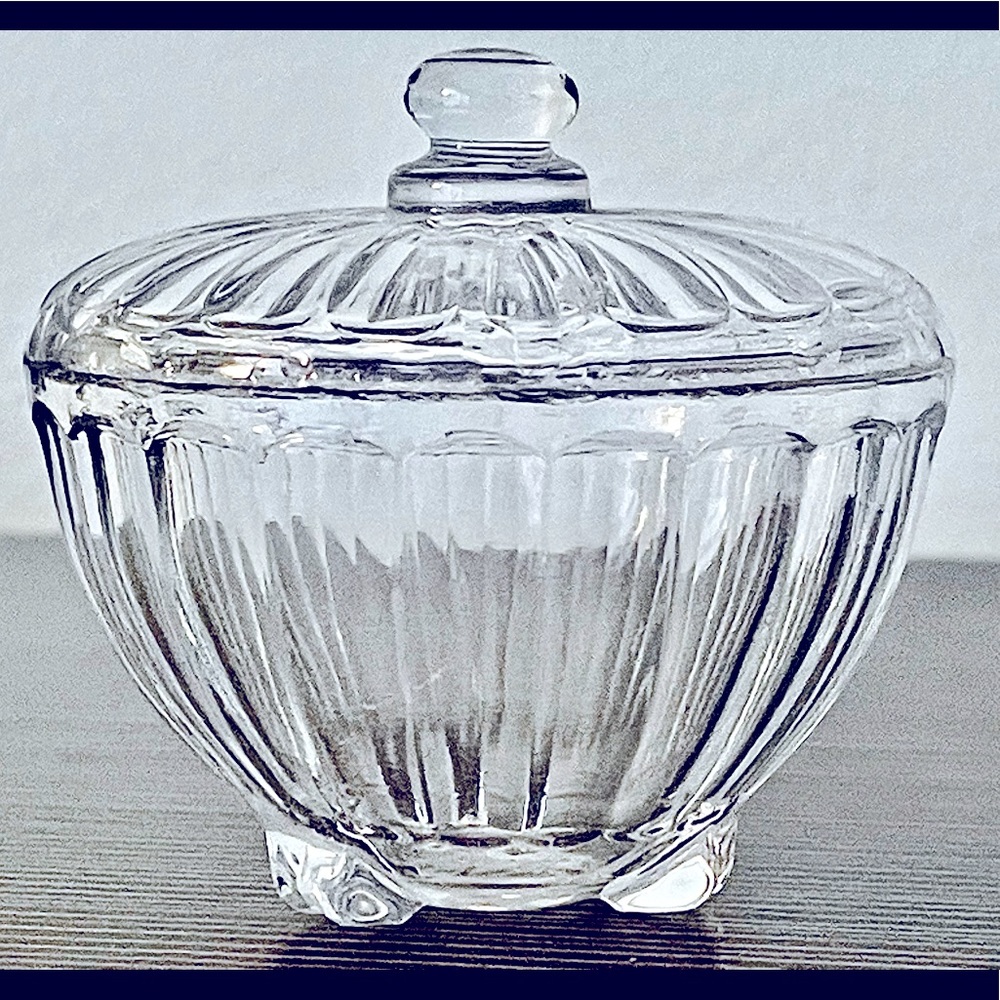 ‘DISTINCTIVE’ & VINTAGE, TRI-FOOTED, MINI ROUND GLASS ‘RING/TRINKET’ BOX…
